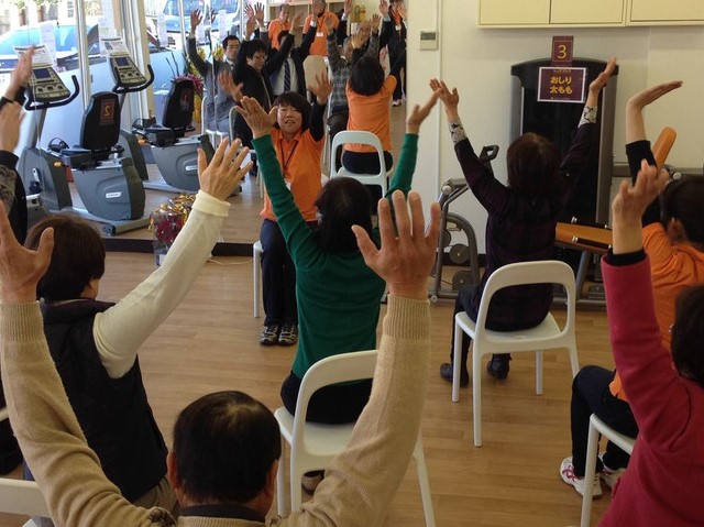 明るいフロアーで準備体操